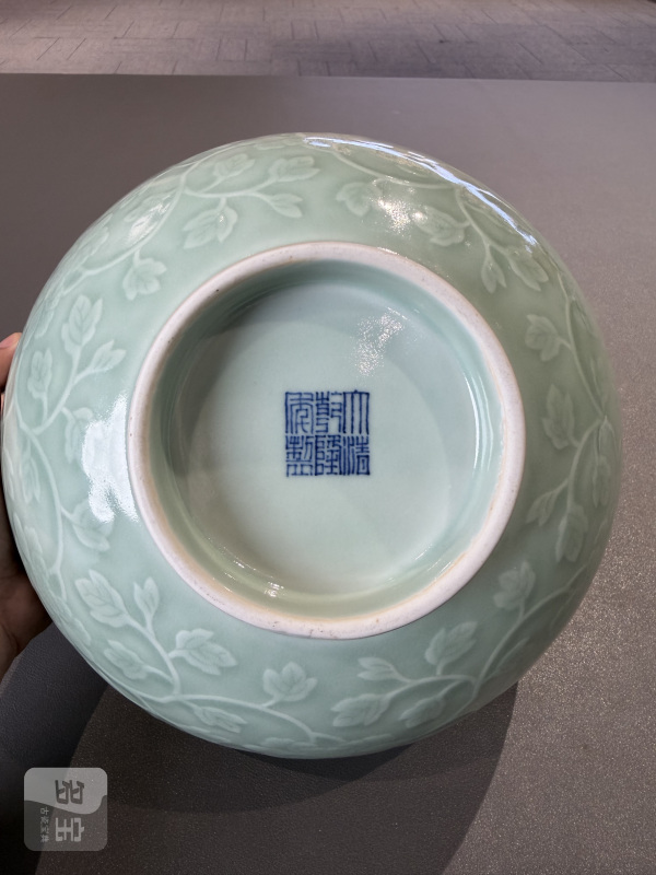 清乾隆 豆青釉模印缠枝牡丹纹大碗 - 图11
